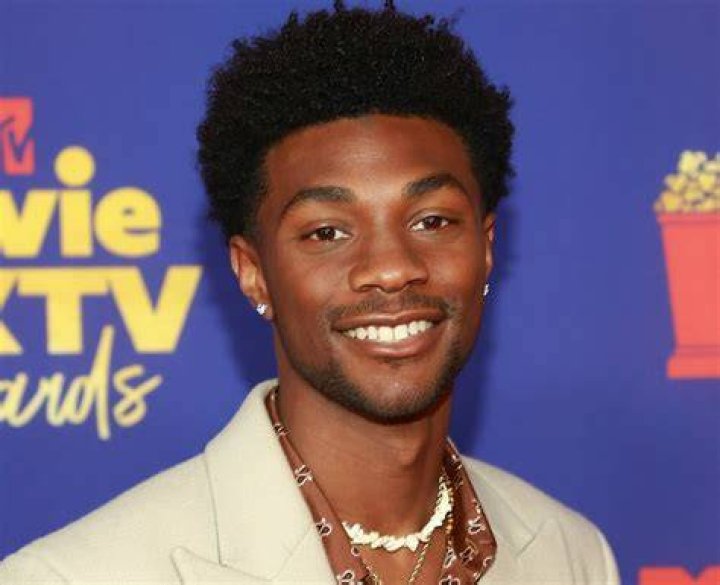 Jonathan Daviss (Actor) Wiki, Bio, Age, Height, Weight, Girlfriend, Net